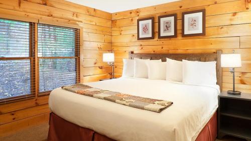Katil atau katil-katil dalam bilik di Beautiful 2BD condo in an equestrian themed resort with tons of activities for the family