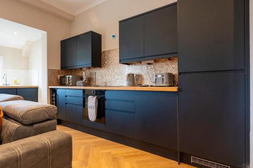 Køkken eller tekøkken på 2 BDR Flat At Caledonia Luxe Stays Short Lets & Serviced Accommodation Shotts