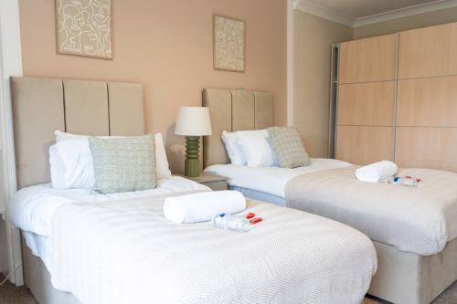 En eller flere senge i et værelse på 2 BDR Flat At Caledonia Luxe Stays Short Lets & Serviced Accommodation Shotts