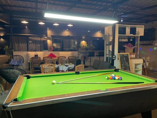 Biliár nebo kulečník v ubytování มาพูลวิลล่าขนอม MA Pool Villa Khanom 2