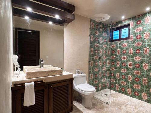 Un baño con lavabo, inodoro y ducha. en Hotel Meson del Marques, en Valladolid
