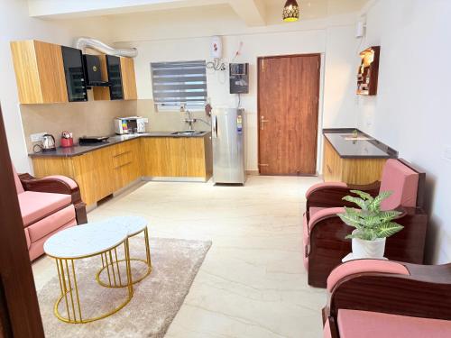 a kitchen with a table and some chairs and a counter at Cookies Home in Dehradun