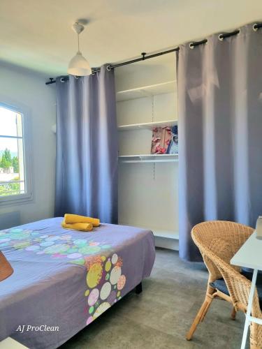 - une chambre avec un lit et un rideau pourpre dans l'établissement Goodlife - à 5 min à pieds de la mer avec balcon & parking - By AURAconciergerie, à Saint-Cyr-sur-Mer