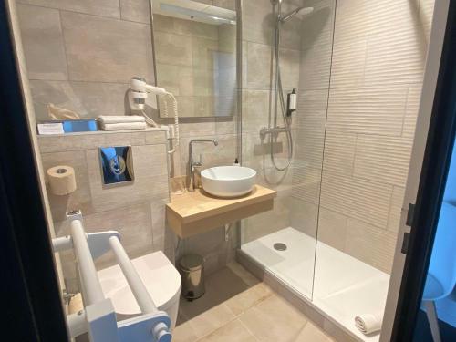 Ein Badezimmer in der Unterkunft Best Western Le Moulin de Ducey