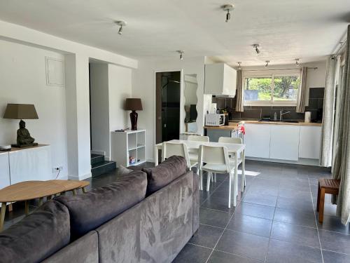 Dapur atau dapur kecil di Appartement 2-4 pers. piscine, entre Aix et Cassis
