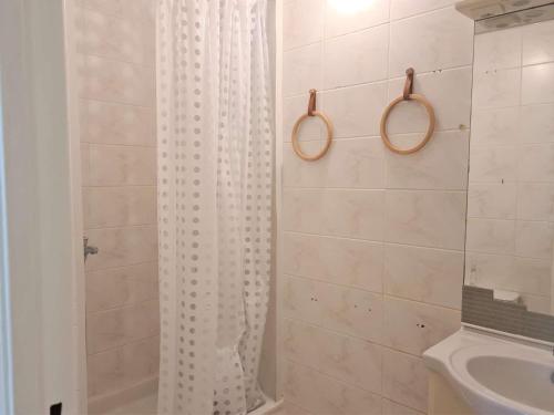 une salle de bain avec un rideau de douche et un lavabo dans l'établissement 2 pièces CAP D 'AGDE CT150-E205, au Cap d'Agde