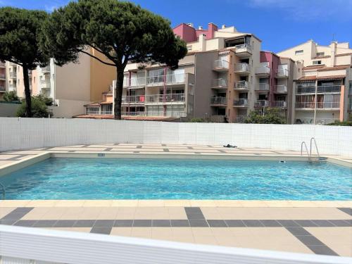 une grande piscine devant un immeuble dans l'établissement 2 pièces CAP D 'AGDE CT150-E205, au Cap d'Agde