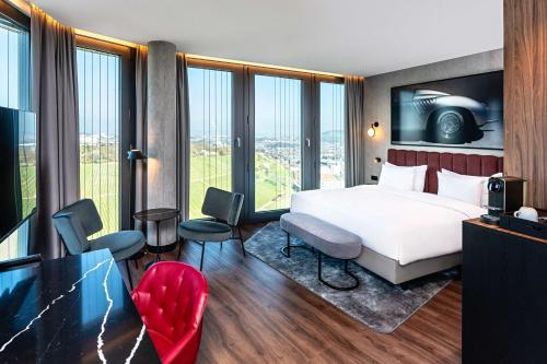 Postel nebo postele na pokoji v ubytování Radisson Blu Hotel at Porsche Design Tower Stuttgart