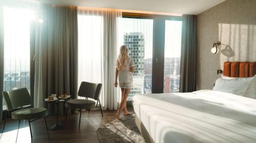 Una cama o camas en una habitación de Radisson Blu Hotel at Porsche Design Tower Stuttgart