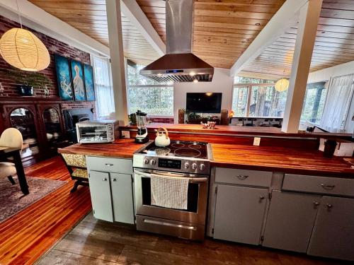Кухня или мини-кухня в Humboldt Haven- Gorgeous Home for 10 w Gardens, Firepits, Forest & Bay Views
