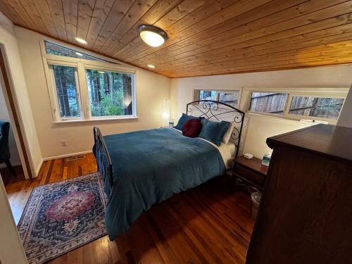 Кровать или кровати в номере Humboldt Haven- Gorgeous Home for 10 w Gardens, Firepits, Forest & Bay Views