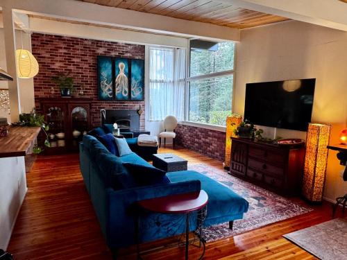 Телевизор и/или развлекательный центр в Humboldt Haven- Gorgeous Home for 10 w Gardens, Firepits, Forest & Bay Views