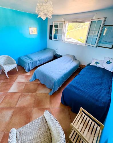 une chambre avec deux lits et une chaise dedans dans l'établissement L'Evasion Méditerranéenne - Villa Piscine, Proxi Plage & Commerces, au Pradet