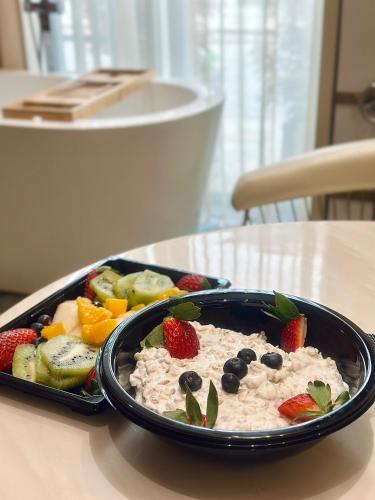 un bol de flocons d'avoine et de fruits sur une table dans l'établissement Hidden Bank: Pearls, à Plovdiv