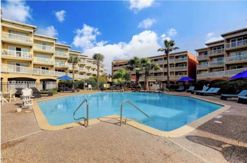 una piscina in un resort con appartamenti di Ocean View 2 Pools -Tennis ct - Shoreline Stays 22 a Galveston