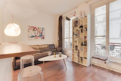 un salon avec un canapé et une table dans l'établissement GuestReady - Urban haven near Opera, à Paris