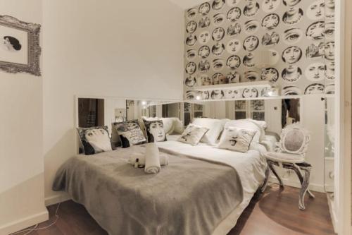 - une chambre dotée d'un grand lit avec des plaques murales dans l'établissement GuestReady - Urban haven near Opera, à Paris