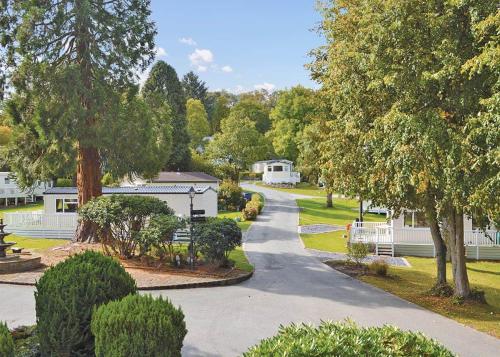 una carretera vacía en un barrio residencial con casas en Woodlands Hall, en Ruthin