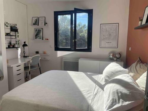 une chambre avec un lit, un bureau et une fenêtre dans l'établissement Villa with pool, absolute calm, à Plascassier