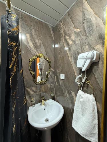 Ein Badezimmer in der Unterkunft Mony Hotel