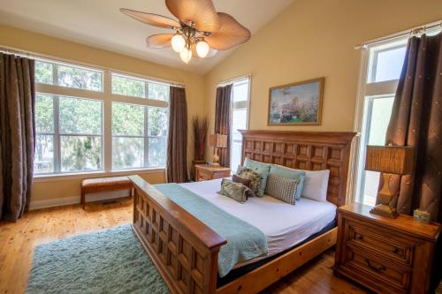 una camera da letto con un letto e un ventilatore a soffitto di Bayside Bliss a Santa Rosa Beach
