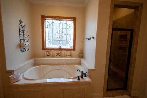 bagno con vasca e vetrata colorata di Bayside Bliss a Santa Rosa Beach