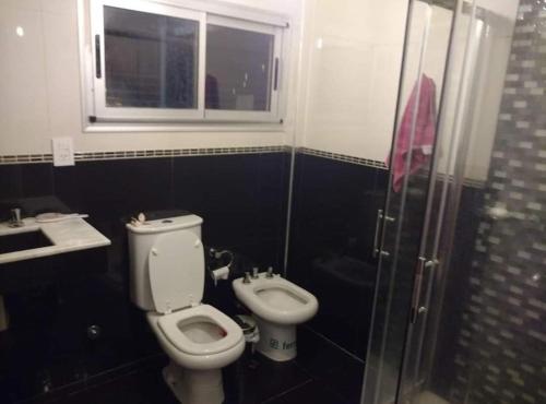 a bathroom with a toilet and a sink and a shower at Hermosa Casa Alquiler Temporario in Corrientes