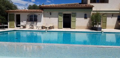 une grande piscine devant une maison dans l'établissement Magnifique logement indépendant dans villa avec piscine, à Tanneron