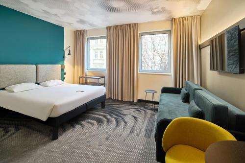pokój hotelowy z łóżkiem i kanapą w obiekcie Ibis Praha Wenceslas Square w Pradze