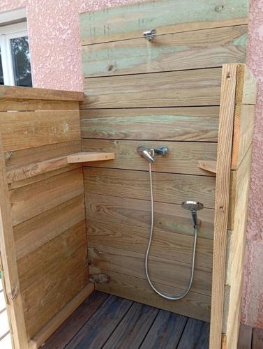 une douche dans un mur en bois avec un tuyau dans l'établissement Villa Sur La Dune Moliets, 12 people, beach, golf, à Moliets-et-Maa