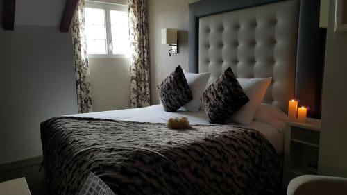 a bedroom with a bed with a teddy bear on it at Hotel Presa in Riaño