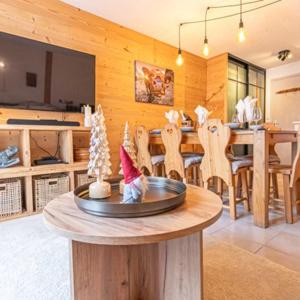 - une cuisine et une salle à manger avec des décorations de Noël sur une table dans l'établissement Cozy Lodge by JP et Faby, à Val Cenis