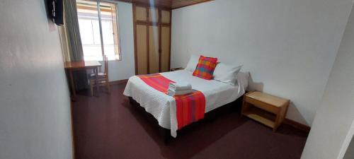 Ένα ή περισσότερα κρεβάτια σε δωμάτιο στο HOTEL SUAREL CENTER