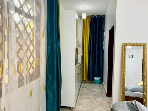 Uma cama ou camas num quarto em Crystal Apartments Entebbe Uganda Next to UN Base