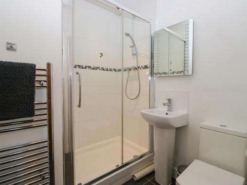 une salle de bain avec douche et lavabo dans l'établissement 7 Sandpiper, à Carnforth