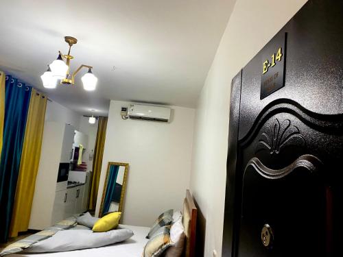 Uma cama ou camas num quarto em Crystal Apartments Entebbe Uganda Next to UN Base