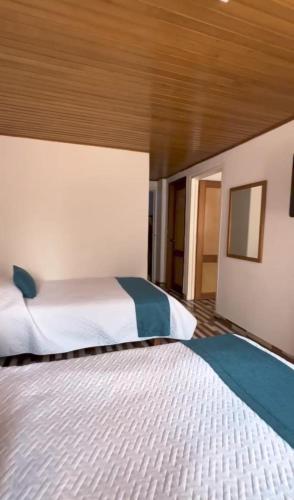Ένα ή περισσότερα κρεβάτια σε δωμάτιο στο HOTEL SUAREL CENTER