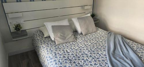 Un dormitorio con una cama con dos almohadas encima. en Lively Sopela by Kima Gestíon, en Sopelana