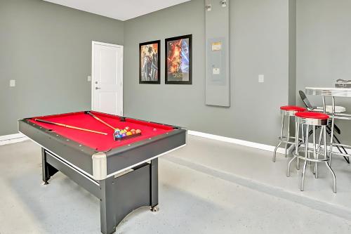 a ping pong table in a room with a pool table at Family Home with Cinema Pool and BBQ Near Disney in Kissimmee