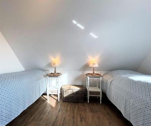 ザンクト・ペーター・オルディングにあるFrida SPO Ferienwohnung Nordsee mit Hundの部屋に並んで置かれた2つのベッド