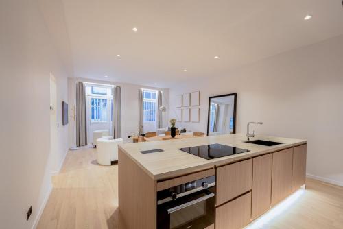 une cuisine avec un évier et un plan de travail dans l'établissement Large and Calm 2BR Apt with AC & Patio, à Paris