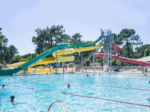 une piscine avec un parc aquatique avec un toboggan aquatique dans l'établissement 337 Bonne Anse, aux Mathes