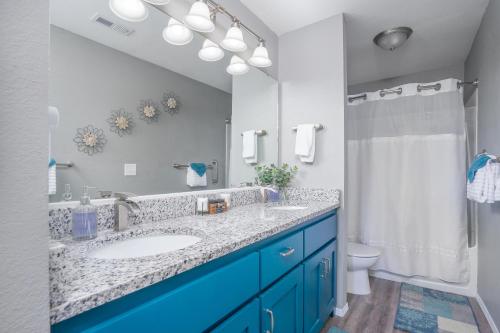 Ένα μπάνιο στο The Cove 13-4 By SDC, Big Deck, Pool, Hot Tub, By Lake , No Stairs