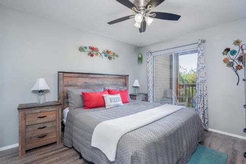 Ένα ή περισσότερα κρεβάτια σε δωμάτιο στο The Cove 13-4 By SDC, Big Deck, Pool, Hot Tub, By Lake , No Stairs