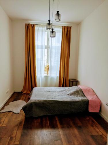 a bedroom with a bed and a window at Spacious 2-Bedroom Apartment Near City Center in Berlin