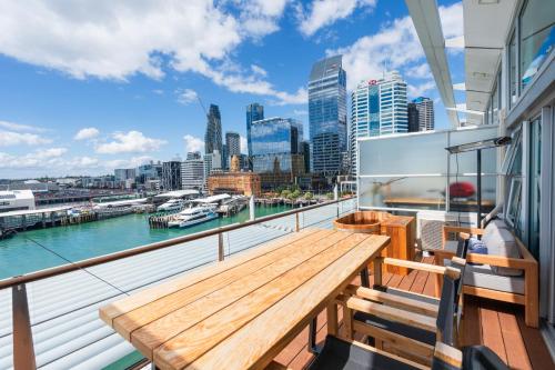 Balkoni atau teres di Penthouse apartment with stunning Harbour views