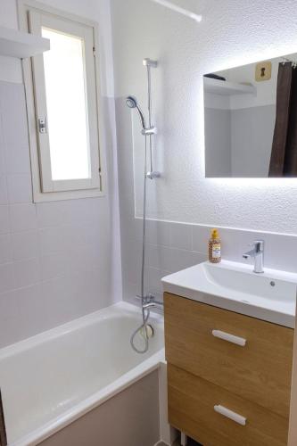 une salle de bain avec une baignoire, un lavabo et une douche dans l'établissement Beautiful apartment with pool in Sainte-Maxime, à Sainte-Maxime