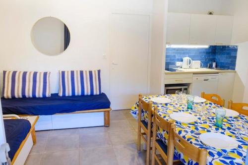 une salle à manger avec une table et un canapé dans l'établissement Beautiful apartment with pool in Sainte-Maxime, à Sainte-Maxime