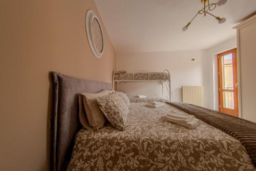 a bedroom with a bed with a blanket at Casa Vacanze La Piazzetta in Nusco