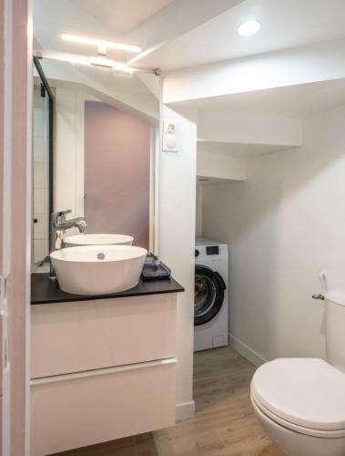 une salle de bain avec un lavabo et des toilettes dans l'établissement Studio centre ville La Bourboule, à La Bourboule